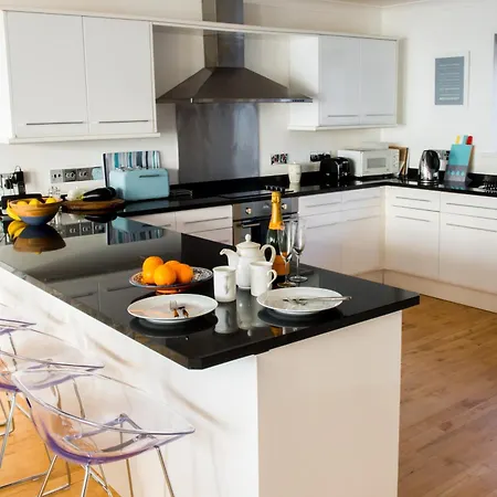 Ocean View, 5 Bedrooms Sleeps 10, Stunning Views, Parking X4 Holiday home *
