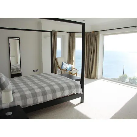 Ocean View, 5 Bedrooms Sleeps 10, Stunning Views, Parking X4 Holiday home