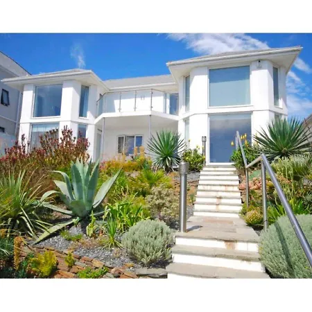Ocean View, 5 Bedrooms Sleeps 10, Stunning Views, Parking X4 Holiday home