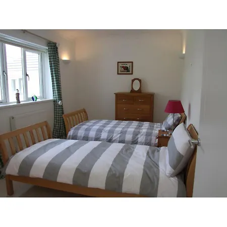 Ocean View, 5 Bedrooms Sleeps 10, Stunning Views, Parking X4 *