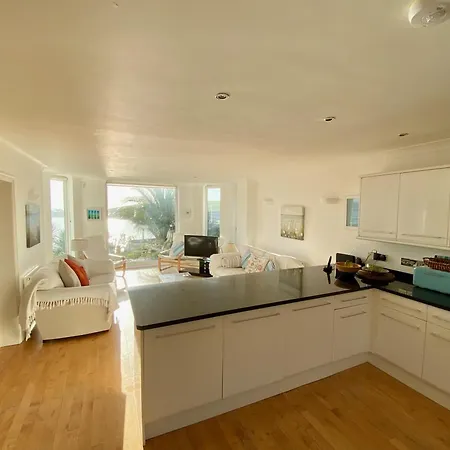 Ocean View, 5 Bedrooms Sleeps 10, Stunning Views, Parking X4 Holiday home